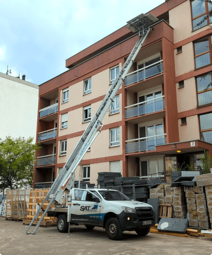 Monte-meuble SAT Easylift déployé le long d'un immeuble pour un déménagement en étage